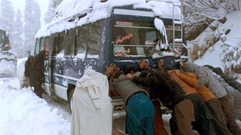 Schieben statt Fahren - Bus bleibt nach starken Schneefällen stecken