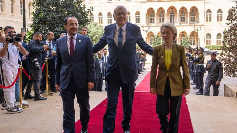 Flüchtlinge: EU beschließt Milliarden-Deal mit dem Libanon Schiebt den Flüchtlingsdeal an: der libanesische Ministerpräsident Nadschib Mikati (M) mit dem zypriotischen Präsidenten Nikos Christodoulidis und EU-Kommissionspräsidentin Ursula von der Leyen.
