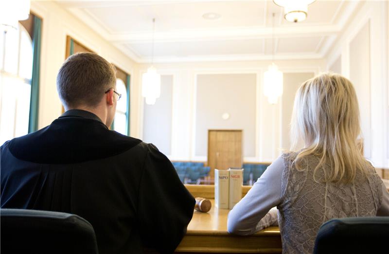 Schiedsamt: Interessierte in Neu Wulmstorf gesucht Schiedsfrauen und -männer sind dazu berufen, Schlichtungsverfahren in bürgerlichen Rechtsstreitigkeiten durchzuführen. Foto: Friso Gentsch/dpa/dpa-tmn