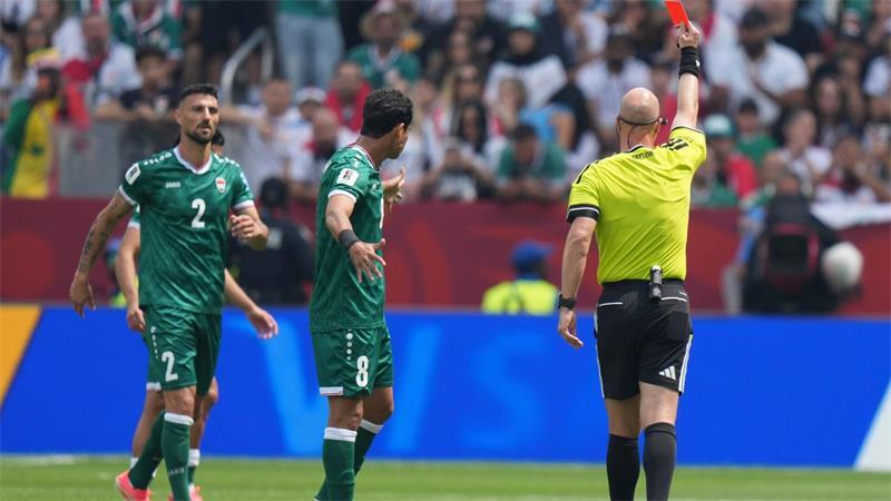 Schiedsrichter Anthony Taylor zeigte nach Videobeweis die Rote Karte.