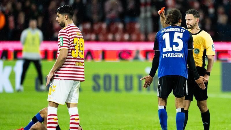 Schiedsrichter Daniel Schlager verweist Immanuel Pherai des Feldes.