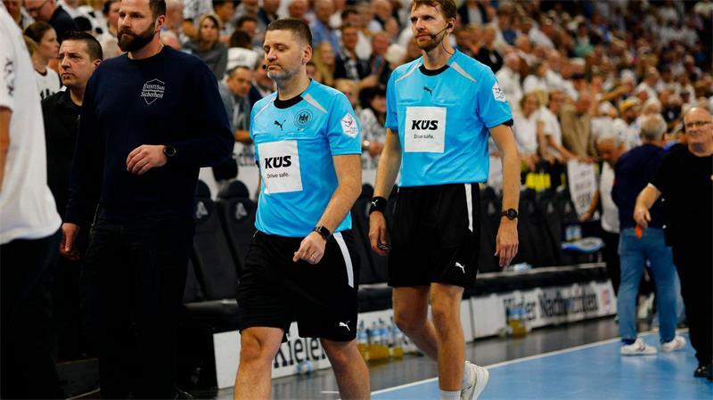 Fünfte Saisonniederlage für Hamburgs Handballer Schiedsrichter Denis Regner (2.v.r.) verletzte sich vor dem Spiel des TBV Lemgo Lippe gegen den HC Hamburg. (Archivbild)