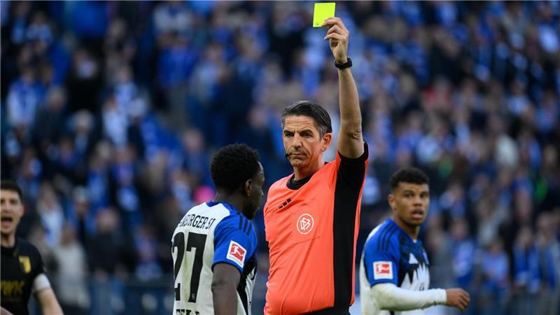 Schiedsrichter Deniz Aytekin erlebte eine kuriose Szene in Hamburg. 