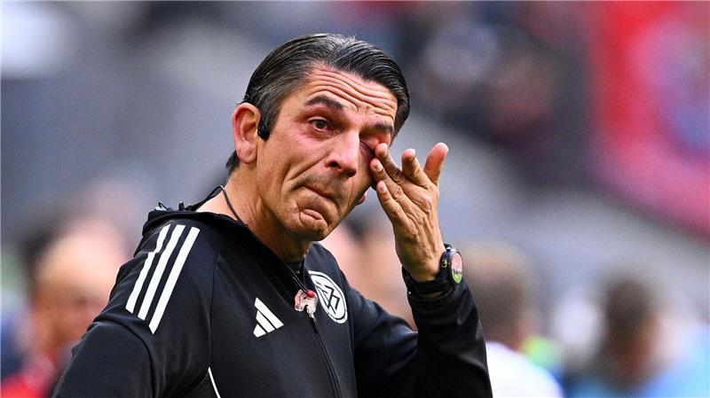 Bayern jubeln mit Meisterschale - Kane-Gala vor Pokalfinale Schiedsrichter Deniz Aytekin zeigt bei seinem letzten Bundesliga-Einsatz Emotionen.