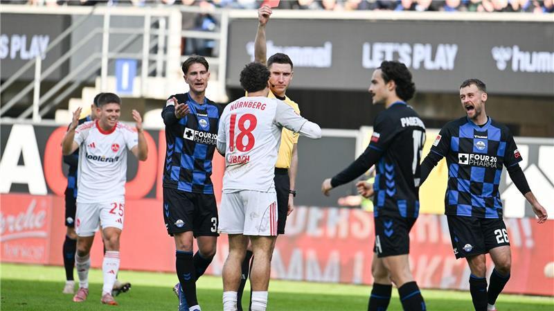 Schiedsrichter Eric Weisbach zeigt Rafael Lubach (Nr. 18) die Rote Karte.