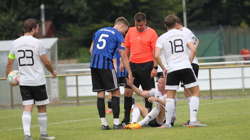 Schiedsrichter Felix Bahr holte sich Stades Kapitän Luca Dammann nach dessen Foul an Hedendorfs Sören Hüttmann zum Gespräch heran.