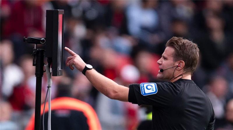 Schiedsrichter Felix Brych bei einem VAR-Eingriff.