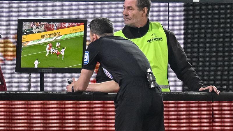 Schiedsrichter Felix Zwayer überprüft am Bildschirm einen Foulelfmeter für den VfB. Er nimmt ihn zurück.