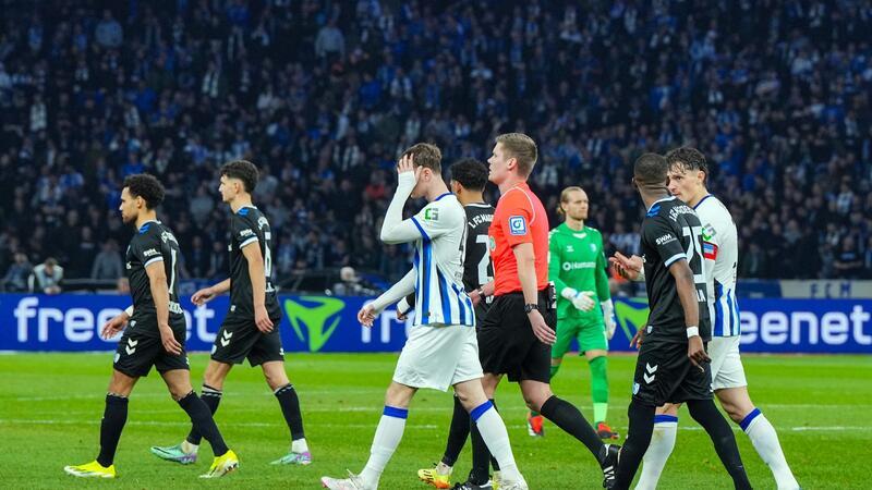 Schiedsrichter Florian Exner verlässt mit den Spielern beider Mannschaften das Spielfeld.