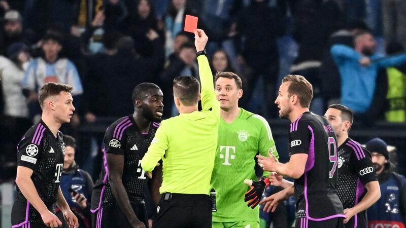 Alarmstufe Rot: FC Bayern droht Königsklassen-K.o. Schiedsrichter Francois Letexier stellte Dayot Upamecano (2.v.l.) mit einer Roten Karte vom Platz.