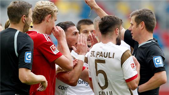 Schiedsrichter Frank Willenborg (r) schickt Betim Fazliji (2.v.r) nach einer roten Karte vom Platz. Links steht Düsseldorfs Christoph Klarer. Foto: Roland Weihrauch/dpa