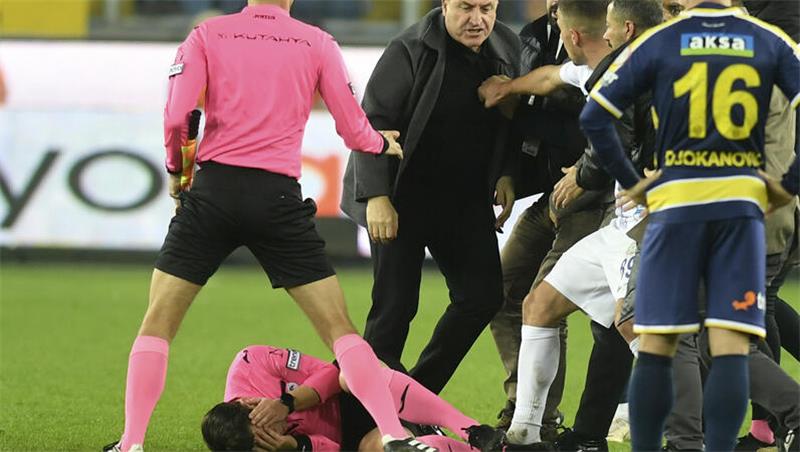 Schiedsrichter Halil Umut Meler (unten) ging nach einem Faustschlag zu Boden.