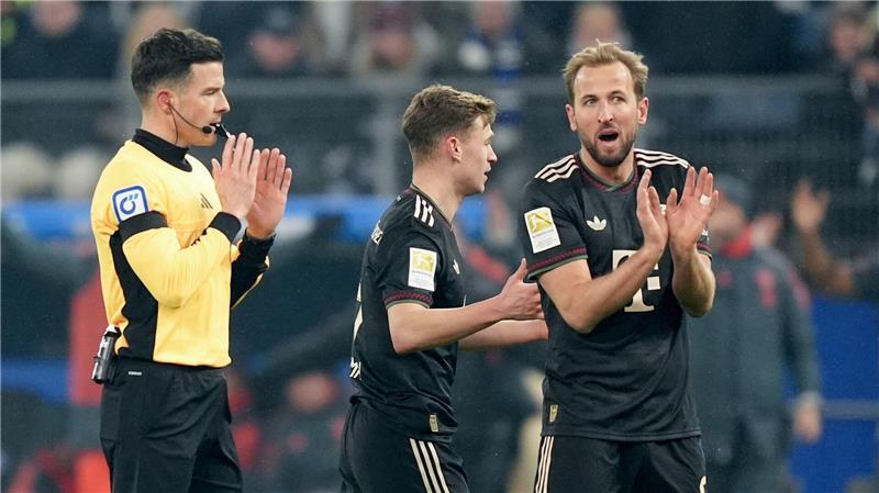 Schiedsrichter Harm Osmers und die Bayern-Profis Harry Kane (l) und Joshua Kimmich.