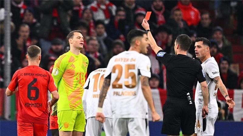 Schiedsrichter Harm Osmers zeigt Manuel Neuer die Rote Karte.