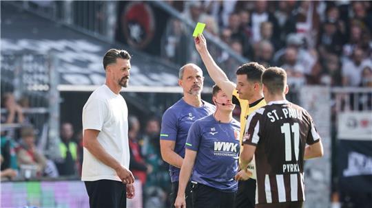Schiedsrichter Harm Osmers zeigt Trainer Sandro Wagner (FC Augsburg, l) die gelbe Karte.