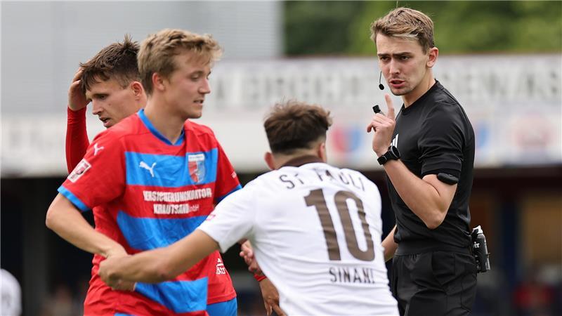 Schiedsrichter Kilian Braun zeigt eine souveräne Leistung.
