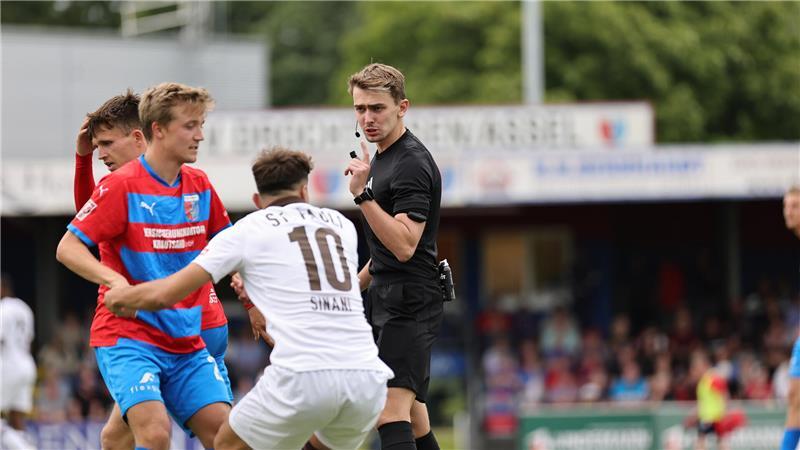 Schiedsrichter Kilian Braun zeigte schon im Spiel zwischen D/A und St. Pauli eine souveräne Leistung.