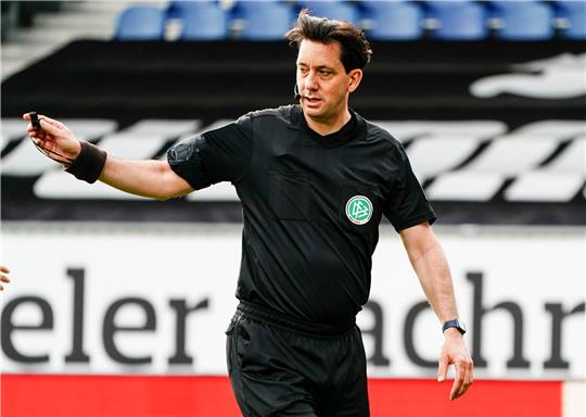Schiedsrichter Manuel Gräfe leitet ein Spiel. Gräfe wird von Ex-Schiedsrichter Heynemann kritisiert. (zu dpa: «Ex-Schiedsrichter Heynemann kritisiert Gräfe: «Ego-Motive»») Foto: Axel Heimken/dpa