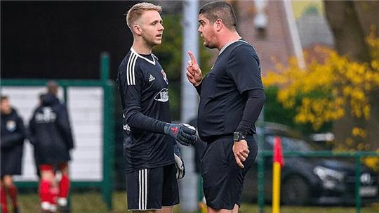 Schiedsrichter Marcel Smilari (rechts) hält Torwart Tim Schwabe eine Standpauke.