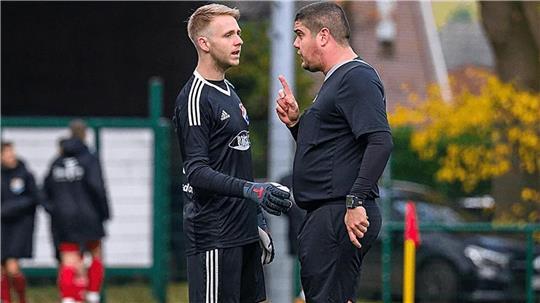 Schiedsrichter Marcel Smilari (rechts) hat sich in Wischhafen entschieden, das Spiel gegen Hammah II nicht anzupfeifen.