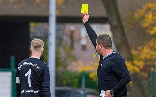 Schiedsrichter Marcel Smilari (rechts) zeigt den Gelben Karton.