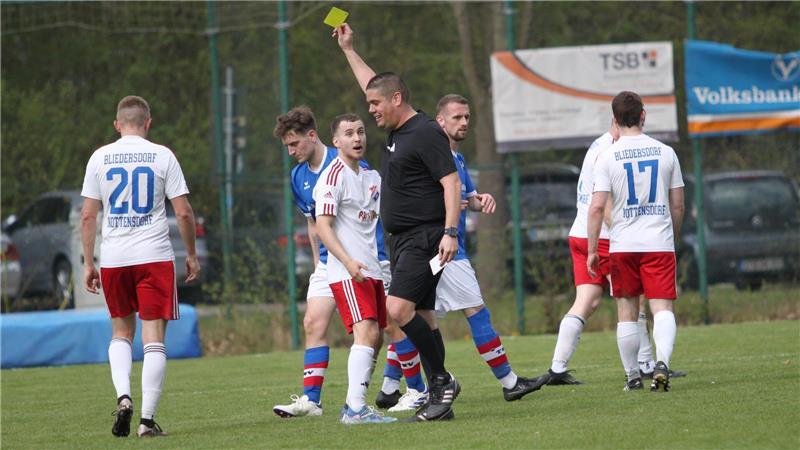 Schiedsrichter Marcel Smilari sorgte in dem Spiel für ein wenig mehr Unterhaltung.