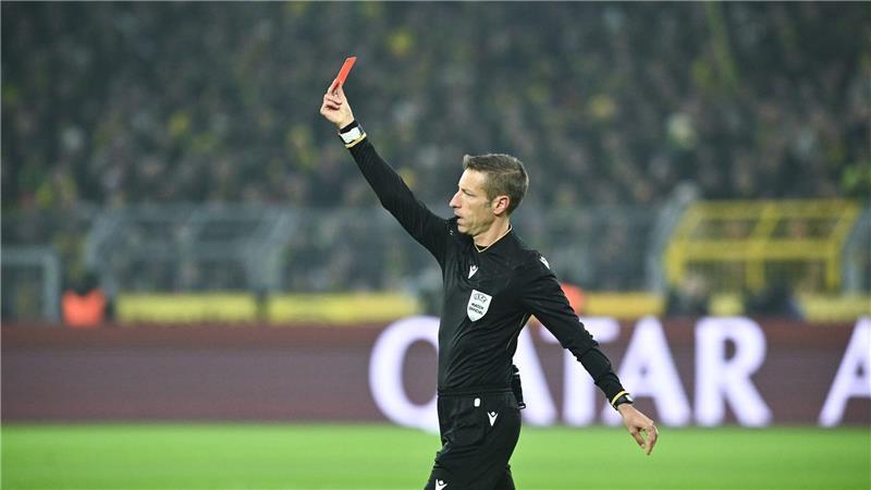 BVB im Glück: Klarer Sieg und Guirassy-Tore fürs Gemüt Schiedsrichter Massa zückt nach Studium der Videobilder Rot gegen Villarreals Foyth