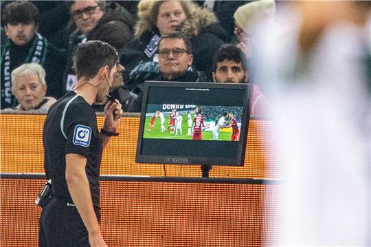 Schiedsrichter Matthias Jöllenbeck prüft per Videobeweis.