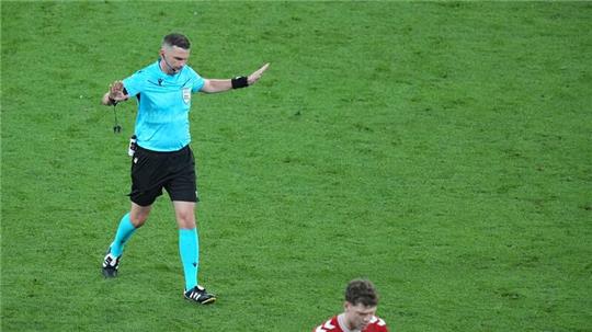 Schiedsrichter Michael Oliver hatte viel mit dem VAR zu tun.