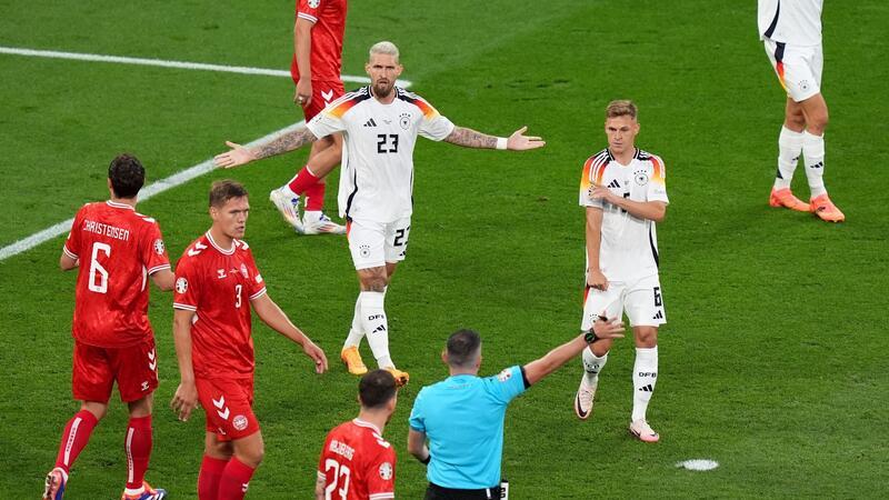Nach Blitz und Donner: DFB-Team stürmt ins Viertelfinale Schiedsrichter Michael Oliver sah zuvor ein Foulspiel und ließ die vermeintliche 1:0-Führung nicht zählen.