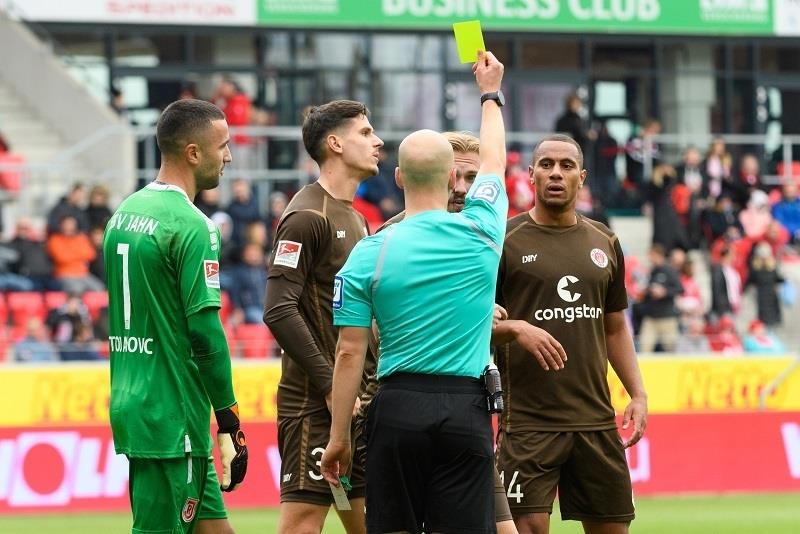 St. Pauli nach 0:2 in Regensburg weiter auf Talfahrt Schiedsrichter Nicolas Winter zeigt St. Paulis Lukas Daschner die Gelbe Karte. Foto: Sven Beyrich/dpa