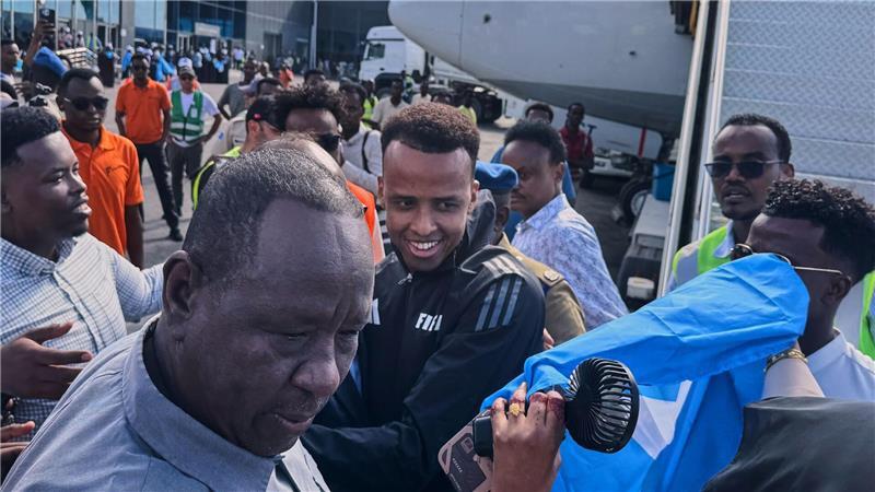 Schiedsrichter Omar Artan (M) wird in der Heimat mit Jubel empfangen.