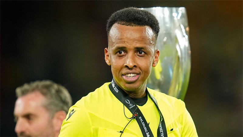 Schiedsrichter Omar Artan lächelt am Ende des UEFA-Supercup-Fußballspiels.