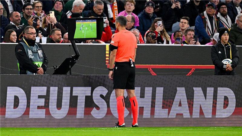 Schiedsrichter Slavko Vincic aus Slowenien beim Videocheck. (Archivbild)