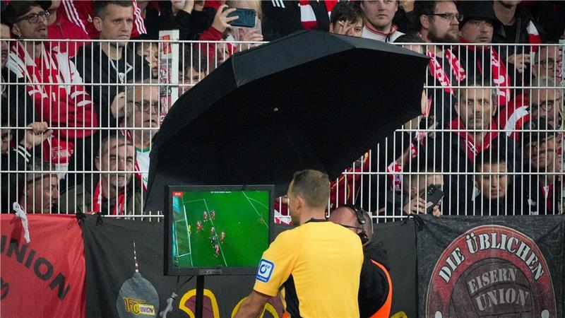 Video-Schiri kassiert Tore ein: Union gegen Freiburg 0:0 Schiedsrichter Storks studiert die Videobilder nach einem Union-Tor.