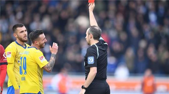 Schiedsrichter Sven Jablonski zeigt Braunschweigs Hasan Kurucay (l) die Rote Karte.