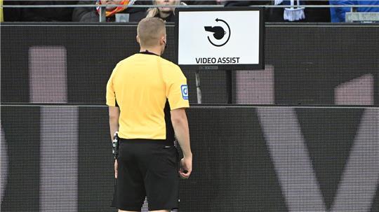 Schiedsrichter Timo Gansloweit prüft eine Entscheidung am Bildschirm. (Archivbild) 