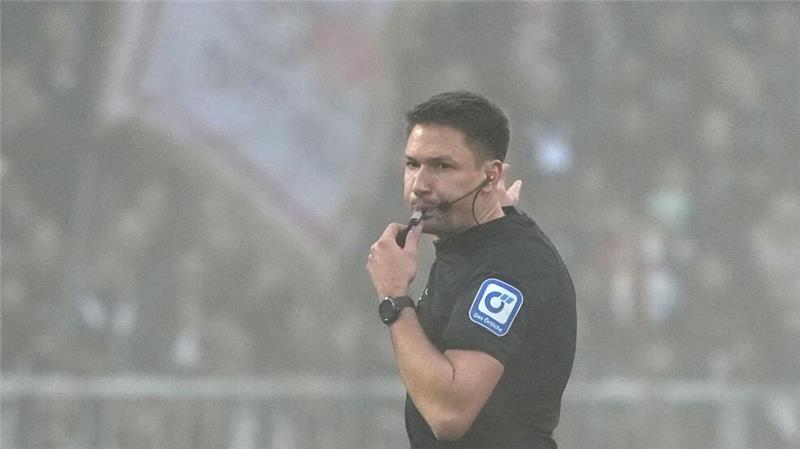 Topspiel St. Pauli gegen Augsburg endet 1:1 Schiedsrichter Tobias Reichel in Aktion.