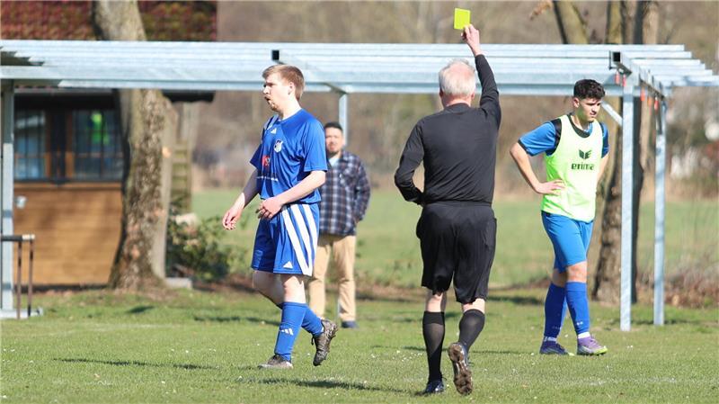 Schiedsrichter Udo Peters zeigt Lars von der Lieth die Gelbe Karte. Der Spielertrainer hat Glück, dass Peters nicht Rot zog.