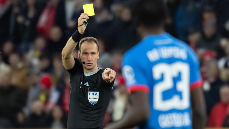 Fußball-Regelhüter wollen Strafen revolutionieren Schiedsrichter sollen neben Gelben und Roten Karten eine weitere Sanktionsmöglichkeit bekommen.