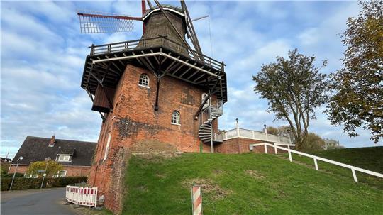Schiefer Turm von Borstel: Blick auf die 1860 erbaute Windmühle Aurora auf dem alten Elbdeich.