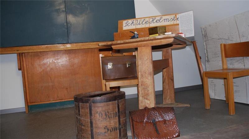 Schiefertafel und Schulbank wurden aus der alten Helmster Dorfschule gerettet.