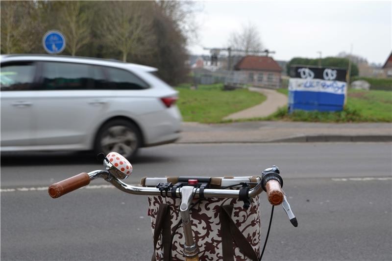 Schier unmöglich ist die Querung der Glückstädter Straße. Mit dem Ausbau des Radweges durch die Burgwiesen soll das anders werden. Foto: Helfferich