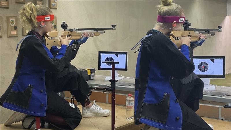 Könige und Meister: Was den Schützenverein Himmelpforten auszeichnet Schießen im Dreistellungskampf, stehend, liegend und wie hier kniend, ist eine körperliche und mentale Herausforderung.