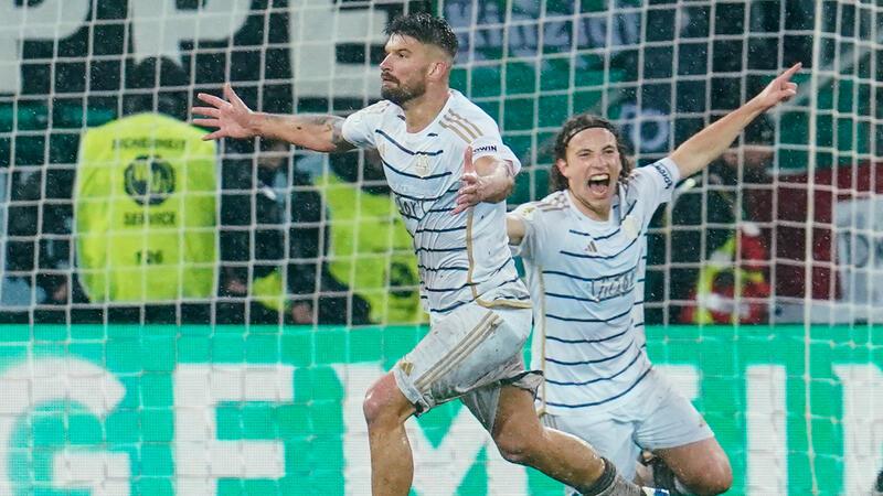 „Könnte losheulen“: Saarbrücken sensationell im Halbfinale Schießt mit dem 2:1 seine Mannschaft ins Halbfinale: Kai Brünker (links) von Saarbrücken.