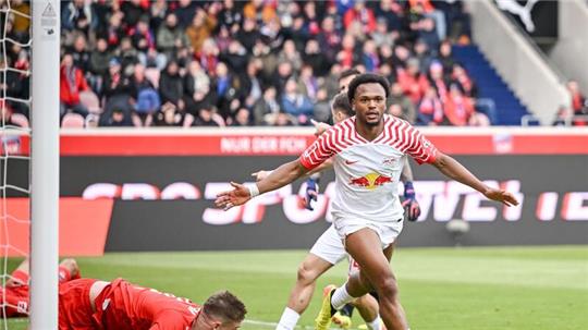 Schießt seine Mannschaft zum Sieg: Leipzigs Loïs Openda jubelt nach dem 2:1.