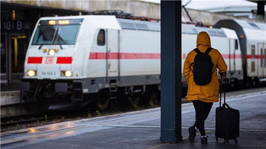 Schietwetter: Wegen Herbststürmen kann es im Bahnverkehr zu erheblichen Einschränkungen kommen.
