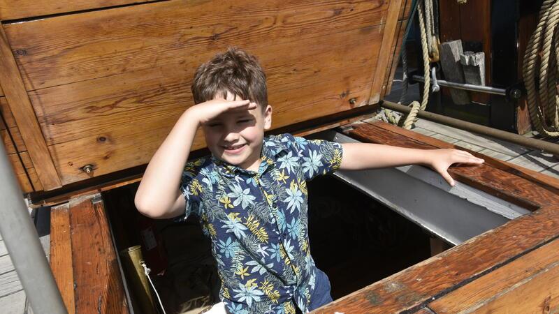 Was Kinder an Bord des Traditionsseglers Elfriede in Freiburg lernen Schiff ahoi - der achtjährige Friedrich würde am liebsten gleich in See stechen.