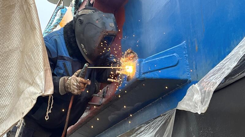 Schiffbauer Alexander Wolf reparierte im Februar auf der Werft den Heckfender der Lühe-Schulau-Fähre.