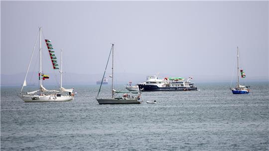 Schiffe der Global Sumud Flotilla auf dem Weg nach Gaza ankern vor der Küste von Sidi Bou Saïd in Tunis. 
